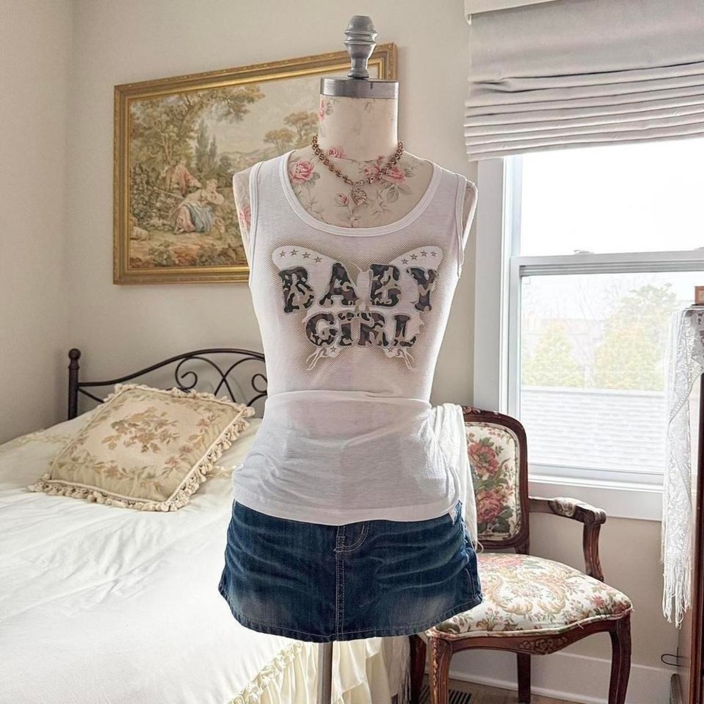 Baby girl tank  Y2K shout white baby girl graphic tank top size large‎